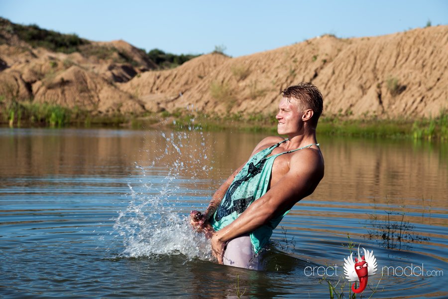 Hot nude guy splashing in the water